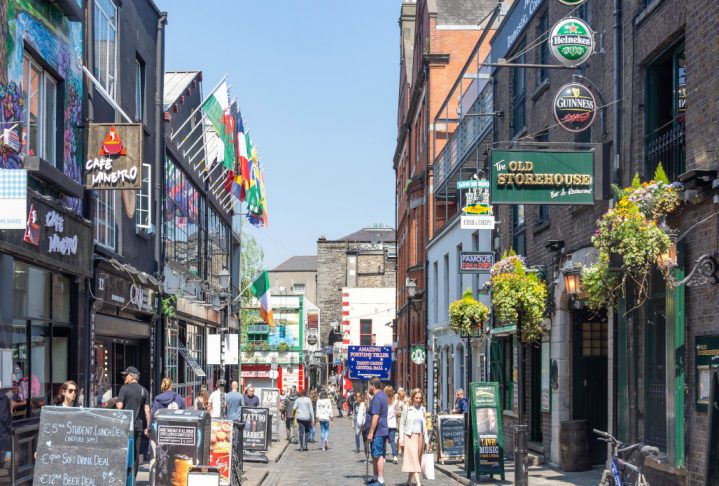 P7AWHG Cafes and bars on Crown Alley,Temple Bar, Dublin, Leinster Province, Republic of Ireland